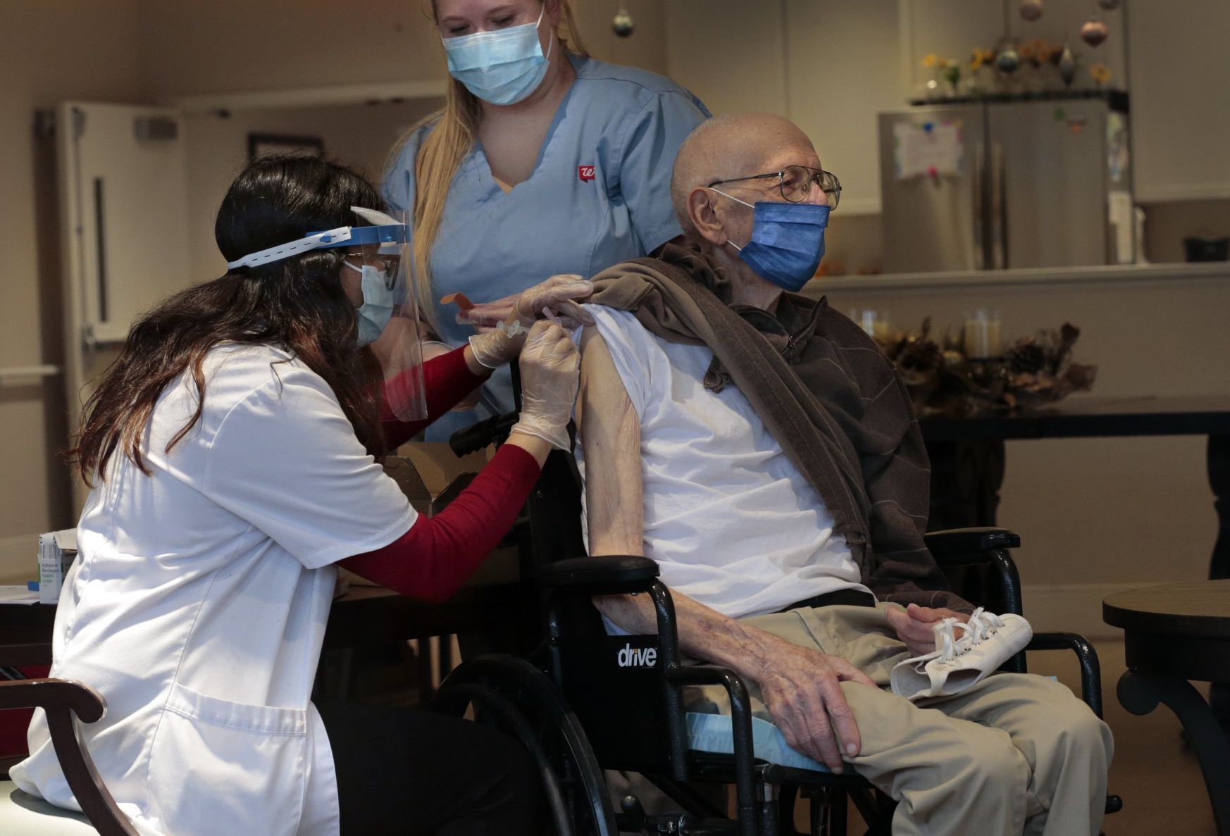 Moderna vaccine arrives for retirement home residents